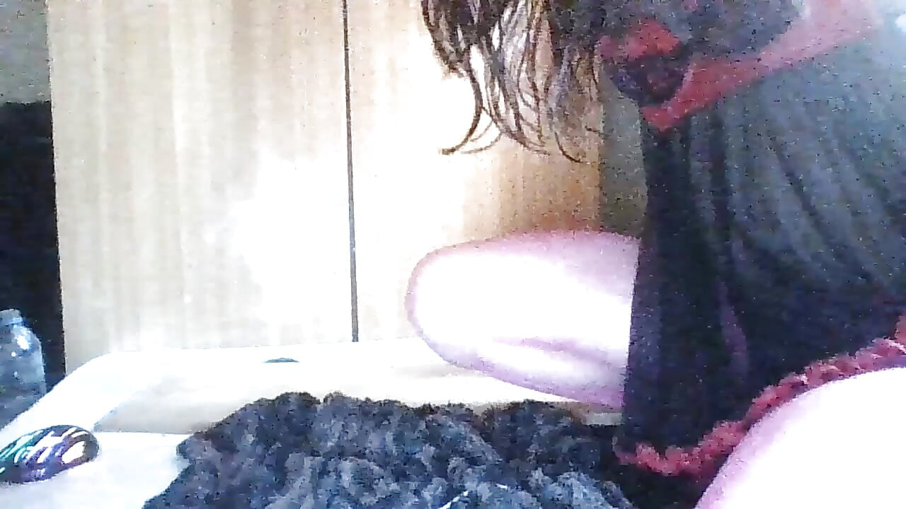 娘娘腔變裝癖者跳到她的橡膠朋友身上。
