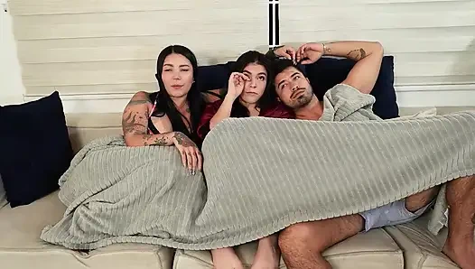 Wir nutzen die Tatsache aus, dass meine freundin meine stiefschwester ficken wird