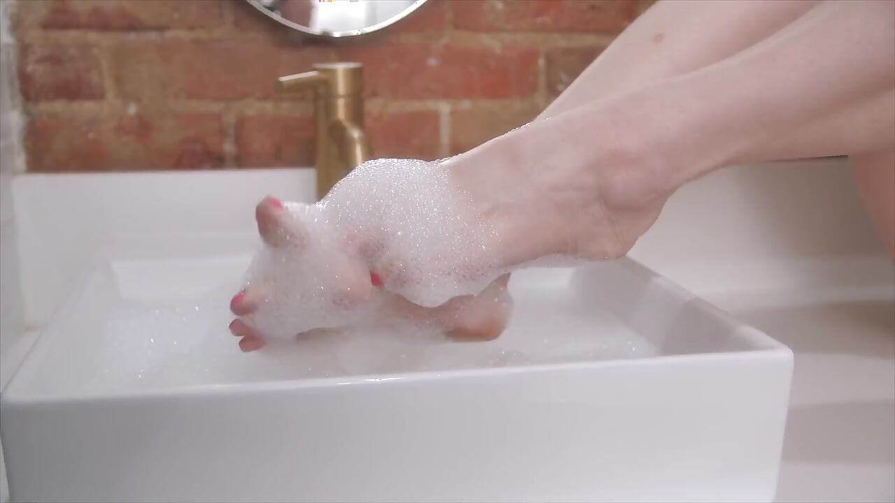 Melody Mynxfoot Bath, Butt Plug & Pussy Fingering.oh My