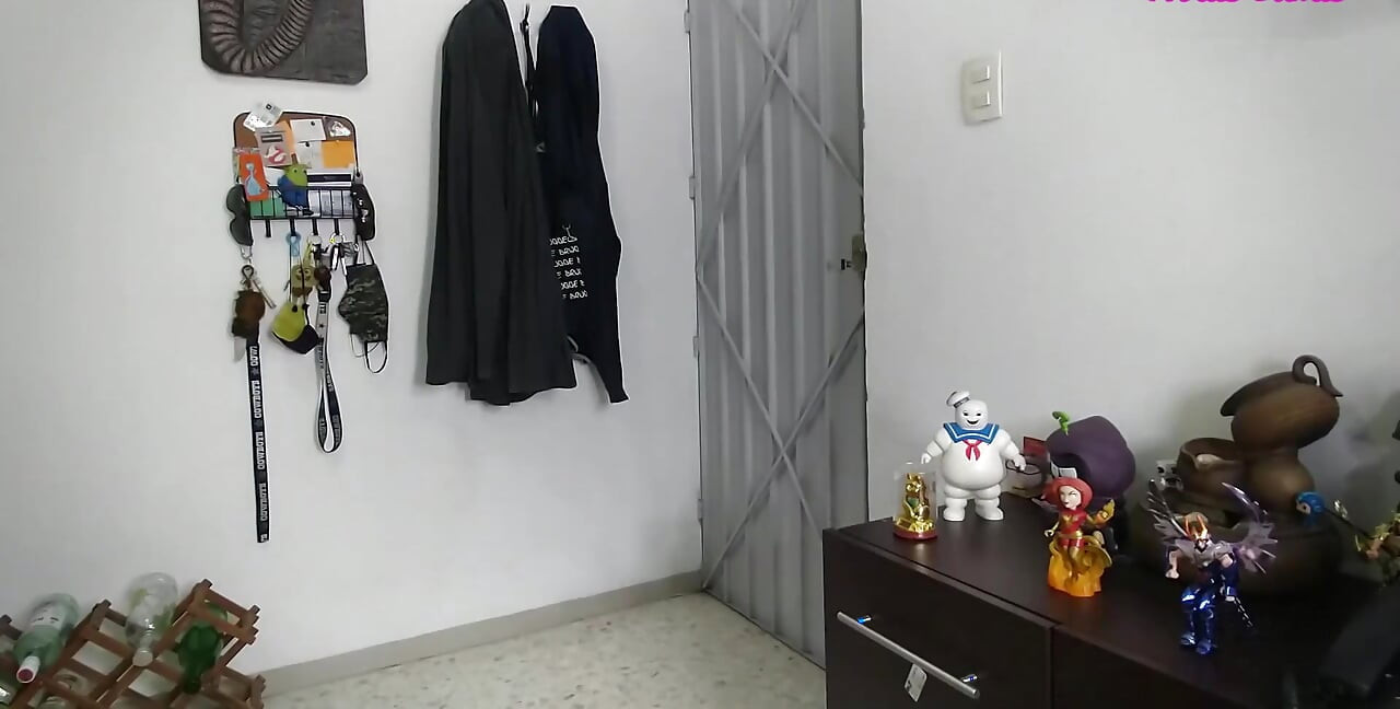 Ho fatto uno scherzo al fattorino delle pizze e mi sono scopato fino a quando non è stato