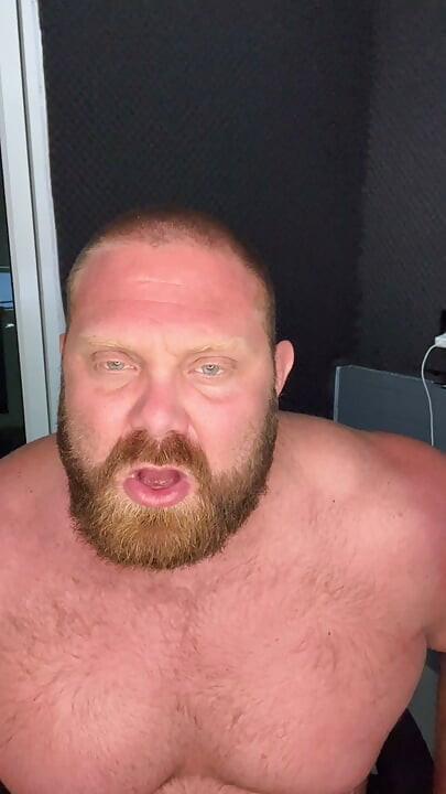Muscle Ddy σε πιάνει να κρυφοκοιτάς