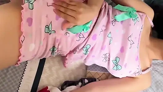 Stieftochter verführt mich mit ihrem schlafanzug und ich berührt sie am ende