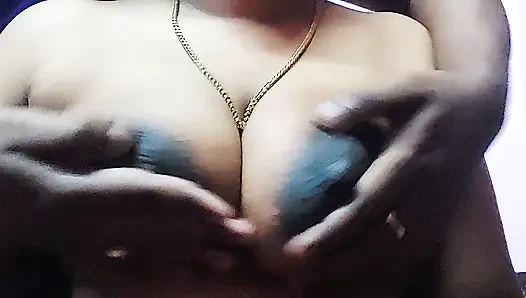 Heißes mädchen kommt zum haus ihres freundes und hat sex mit ihm