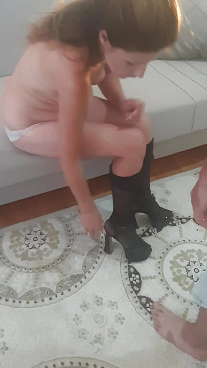 Ο γέρος κάνει σεξ με τη νεαρή ερωμένη του στην αγκαλιά του.