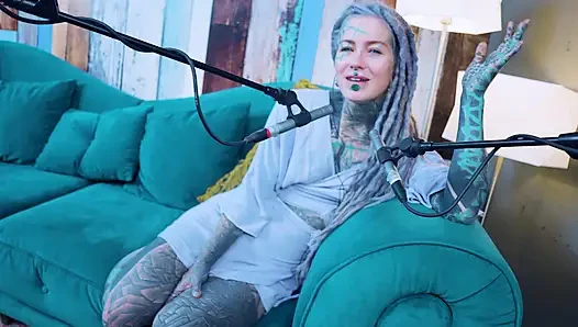 L - aşk hakkında konuşuyorum - asmr podcast sfw konuşuyor gotik sıska kız dreadlocks dövmeli model dövmeli kız
