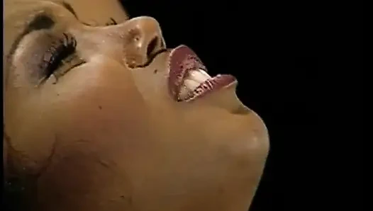 Cewek kulit hitam jerman ini diikat dan dicambuk