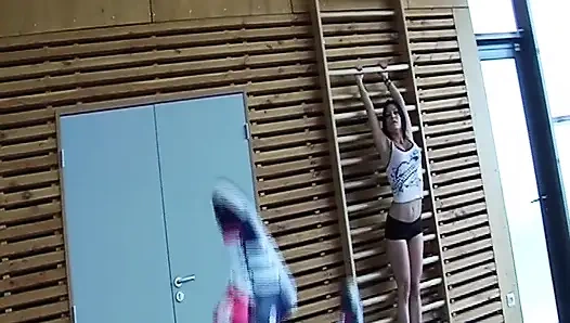 Fransız genç kızın götü spor salonunda antrenörü tarafından sikiliyor