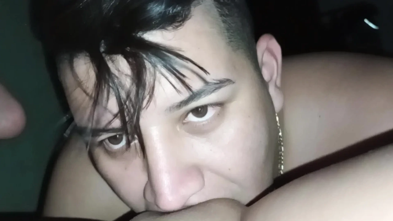 在我被我的年轻壮男干后，我的戴绿帽子的老公舔了我所有的阴蒂，然后以误入式操我