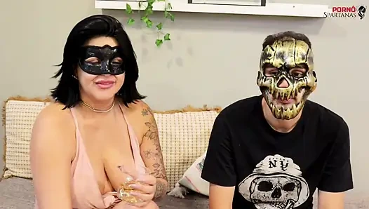 Heiße milf nimmt streberin, jungfräulichkeit