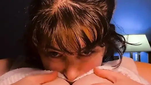 Сосание сосков и игра