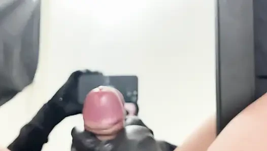 Yakın çekim görünümlü aynada sünnetsiz yarak boşalıyor