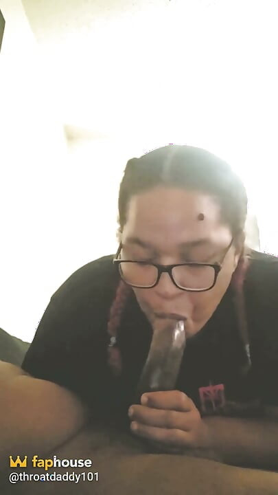 카메라에 처음으로 큰 젖꼭지와 뚱뚱한 뚱뚱한 젊은 비