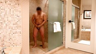 Aziatische man volle douche, masturbatie en klaarkomen
