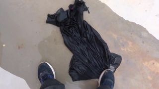 Des chaussures propres sur une robe noire mouillée