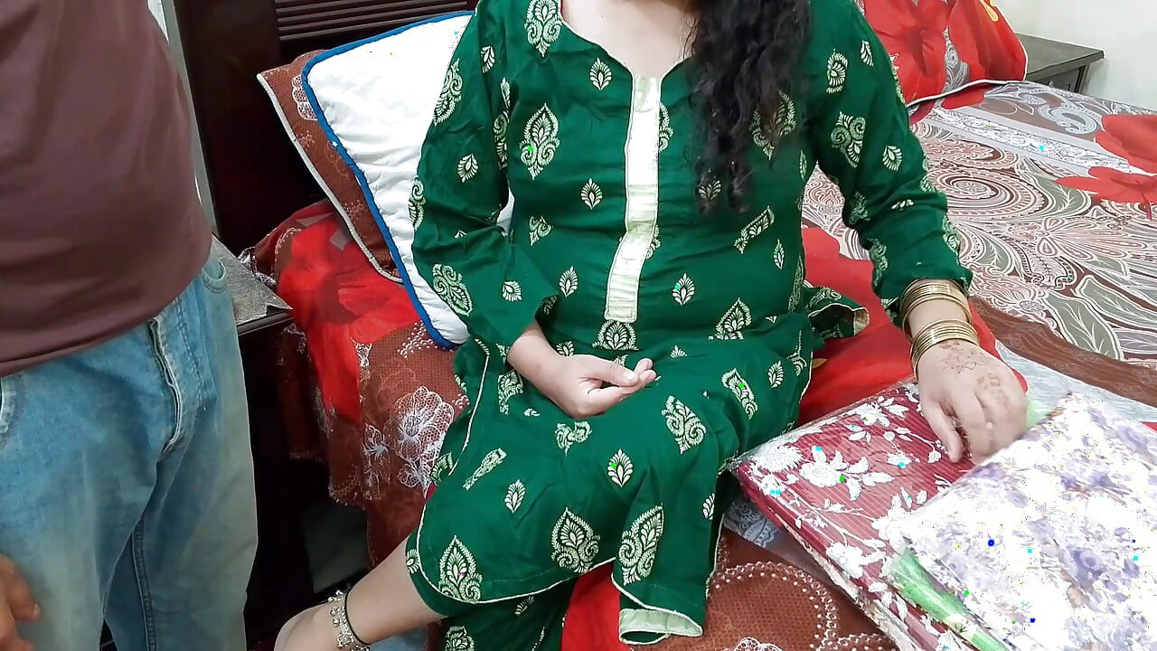 Desi Indian svigerinne får gratis klær ved å vise frem sin sexy figur