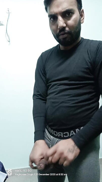 Hintli adam duş alıyor ve mastürbasyon yapıyor