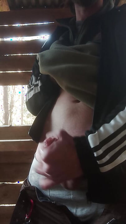 Branlette sauvage et pisse dans la forêt
