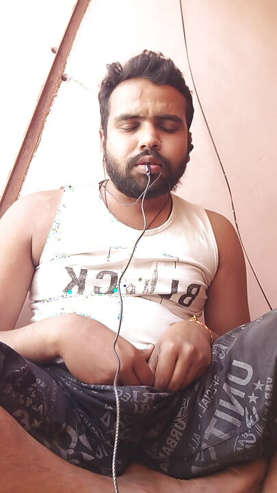 Ser en frække pornovideo på terrassen alene