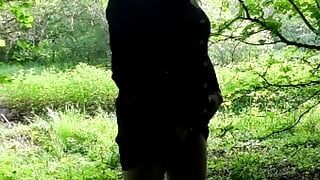Amateur crossdresser Kellycd2022 sexy milf en el bosque en pantimedias blancas