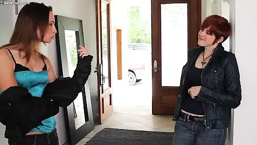 Üç ateşli lezbiyenle anal üçlü seks