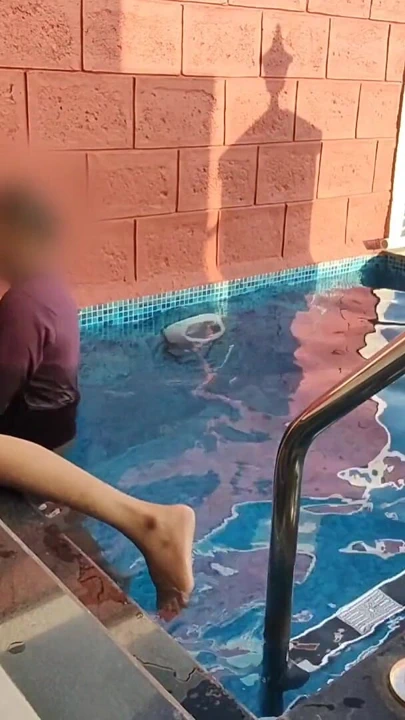 来自“科马尔第一次进入游泳池，丈夫从后面下来”的强大时刻