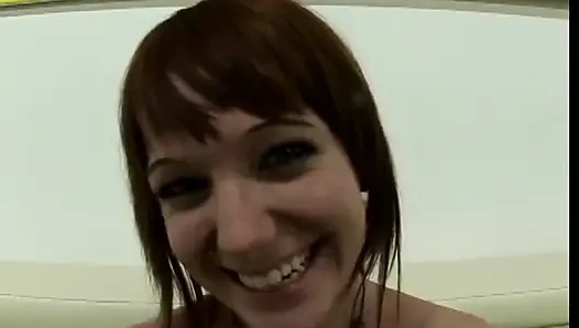 Gadis remaja rambut cokelat dengan titin lagi asik nyepong kontol sebelum dientot pov