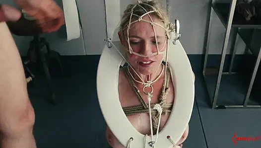 Die menschliche toilette schluckt dutzende ladungen und bekommt ein hartes gesicht ficken und arschficken