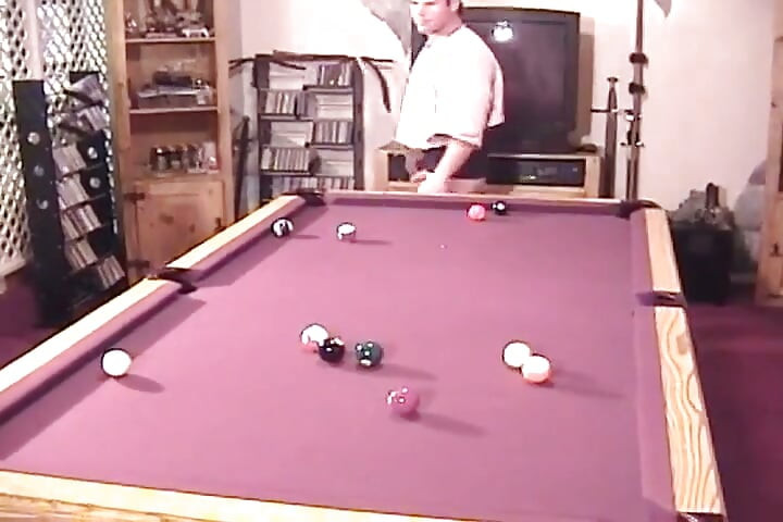 Joven pareja caliente disfruta del sexo apasionado después del juego en la piscina