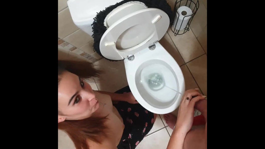 Menina levando padrasto para fazer xixi e chupando pau