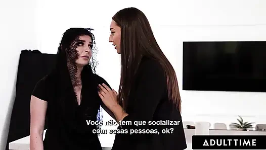 ADULT TIME - Bella Rolland дает киску Кире Нуар на публичном поминке! ПОРТУГАЛЬСКИЕ СУБТИТРЫ