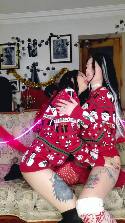 Domina Nika ve DarkspaceSolar amcıklarını yastığa ovuyor, yastık yerine yüzünüzü hayal edin