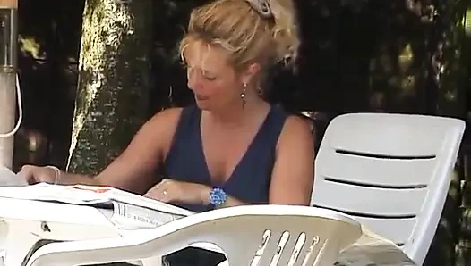 Sarışın olgun açık havada amını ovuyor