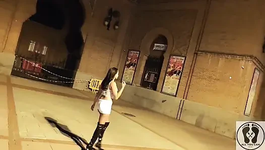 Verrückte latina-schlampe im freien, nackter exhibitionismus