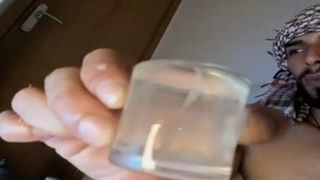 Jhon Salamandro drinkt een glas voorvocht en sperma