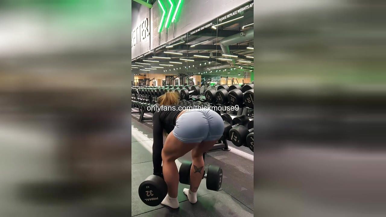 Tiktok chailenj ke dauraan 18 saal ki larki galti se apni gili choot dikhaati hai
