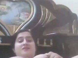 Индуистская тетушка и мусульманская тетушка трахают пальцами их киски