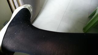 Pompa paten putih dengan teaser pantyhose hitam 20