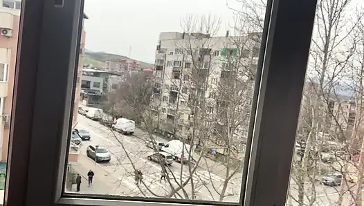 Wortel di antara payudara besar