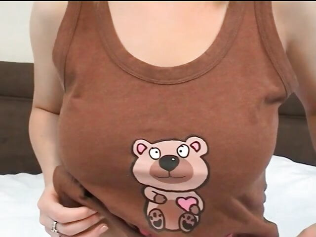Une nana excitée devient vraiment coquine dans sa chambre