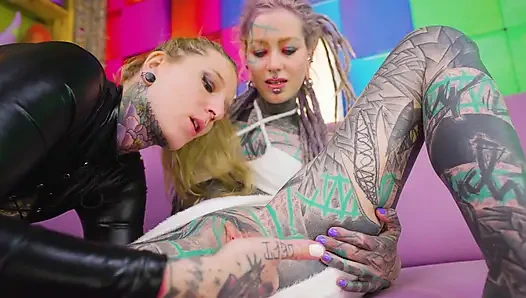 Dövmeli alt sürtükler siyah dövmeli yarak - atm, gırtlağına kadar alma ve yüze boşalma