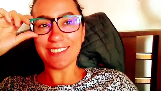 Aku masturbasi diam-diam dengan pintu terbuka