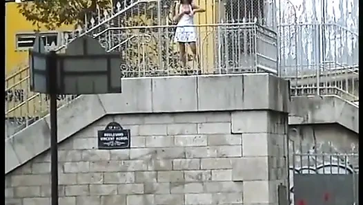 Güzel lisa kendini çok ateşli bir yolculuğa atıyor!