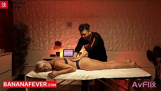 Terapis pijat cina yang gemuk menggoda tante seksi kulit putih dengan layanan lengkap