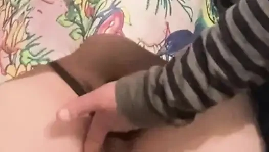 Cewek mesum ini lagi asik ngusap memeknya di depan umum