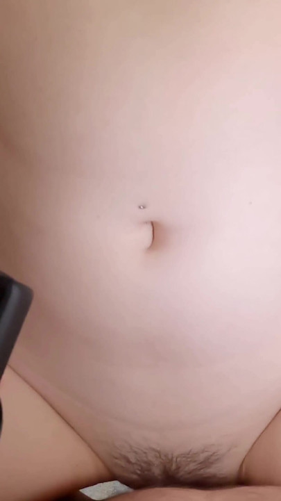 Emotivni trenutak iz "krupnog plana POV!  Jebi me duboko i napuni moju dlakavu neobrijanu pičku svojim VELIKIM KURCEM dok je moj dečko"