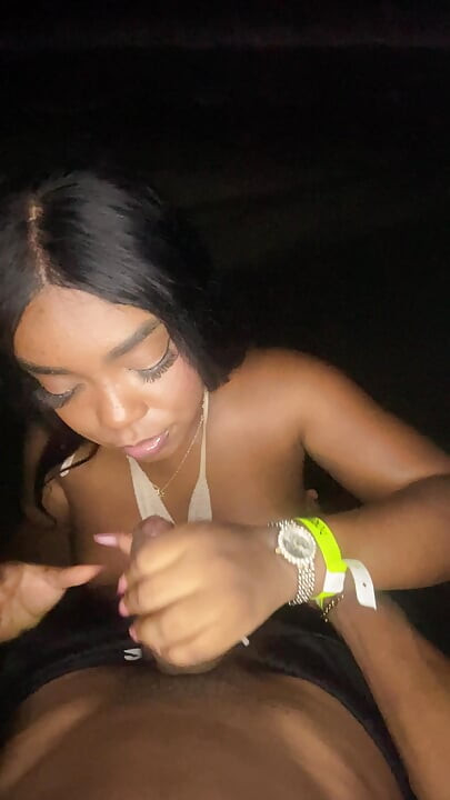 Chị kế của tôi quyến rũ tôi và thổi kèn sâu vào họng trên bãi biển