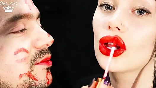 Alex melumuri wajah dengan ciuman lipstik merah