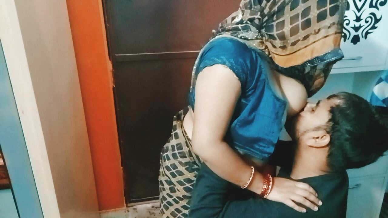 Νέο ζευγάρι έχει ειδύλλιο μαζί