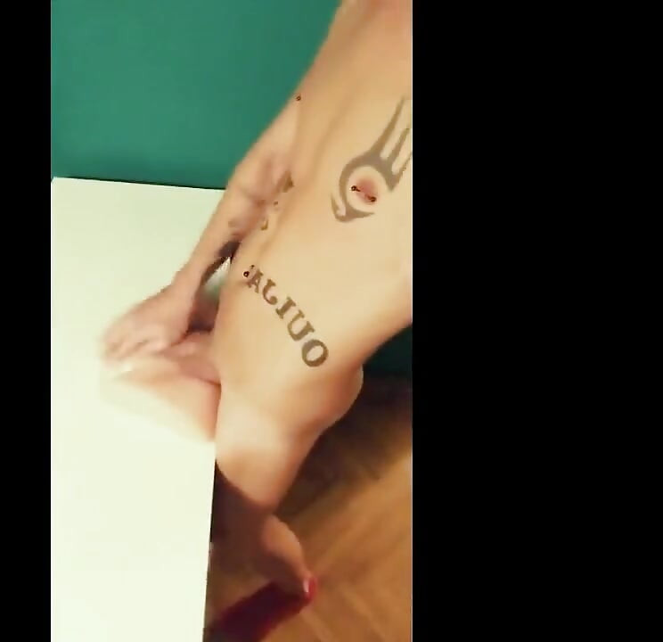 Un tip rău fute și însămânțează o păpușă pizdă pentru prima dată