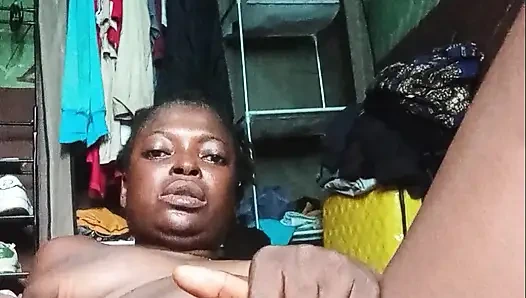 Cool Reels si cewek sange ini lagi asik masturbasi live sambil pamer tubuh aduhainya